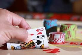 Filipino player watching live dealer baccarat stream on ph456 mobile